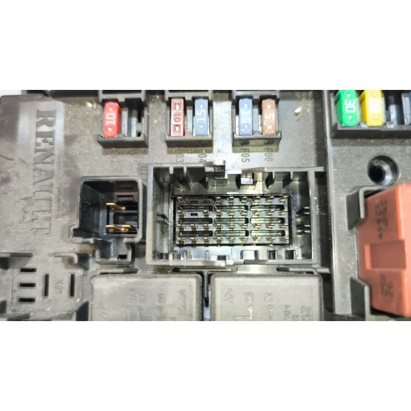 Recambio de caja reles / fusibles para renault serie t 10.8 diesel referencia OEM IAM 22619991 7422619994 - Blanco 7