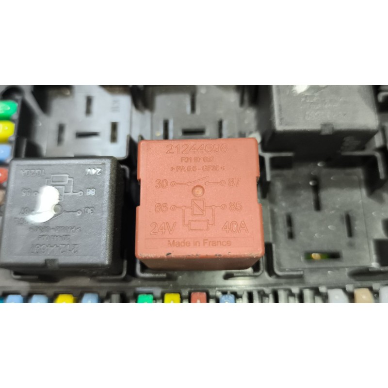 Recambio de caja reles / fusibles para renault serie t 10.8 diesel referencia OEM IAM 22619991 7422619994 - Blanco 9