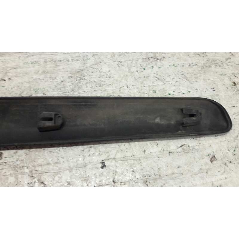 Recambio de molduras delanteras para peugeot 207 sw confort referencia OEM IAM  DERECHA - Blanco 4