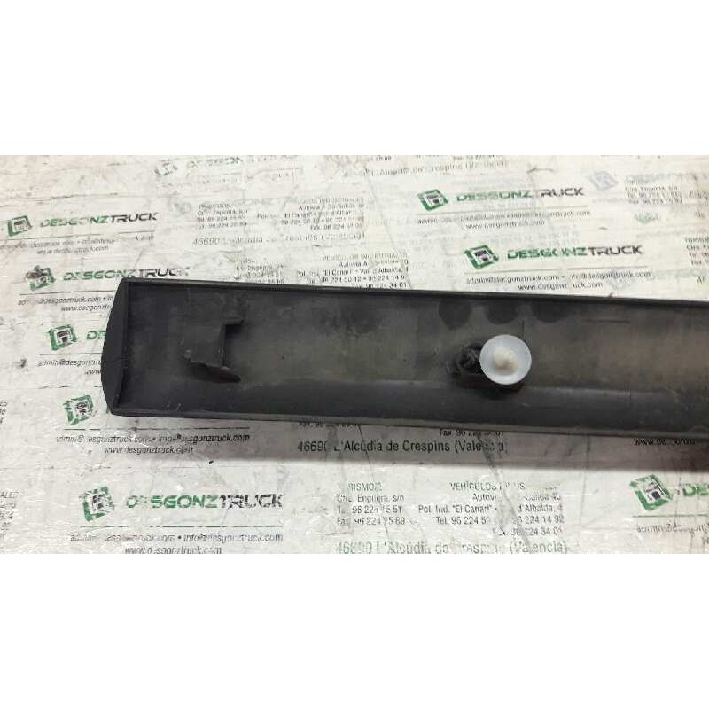 Recambio de molduras delanteras para peugeot 207 sw confort referencia OEM IAM  DERECHA - Blanco 5