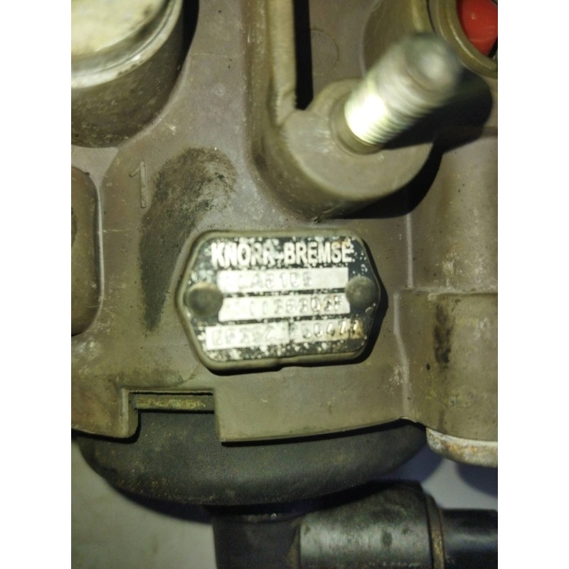 Recambio de valvula aire para iveco eurocargo 05.03 referencia OEM IAM 504070936 LA8105 VALVULA SECADORA - Blanco 2