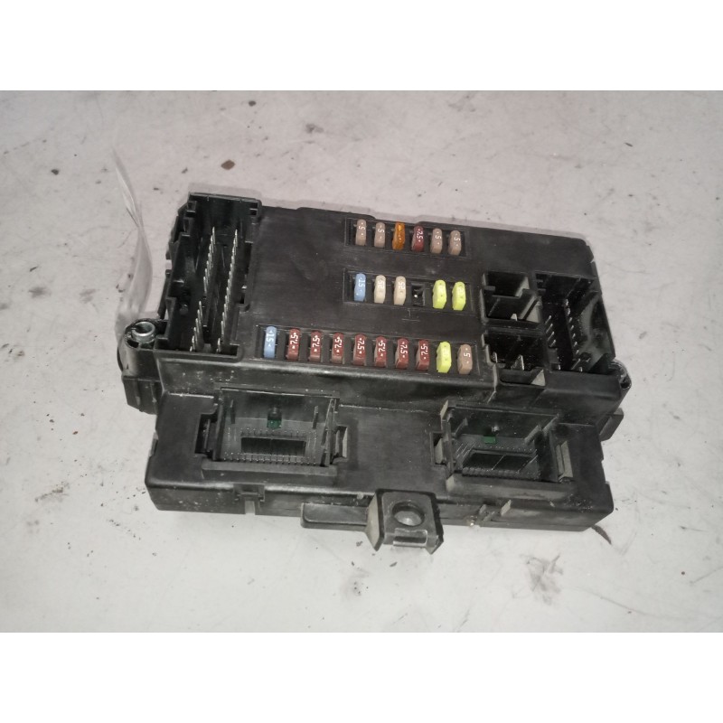 Recambio de caja reles / fusibles para iveco daily iv caja/chasis 35c15 referencia OEM IAM 5801639038  580163903800 - Blanco 2