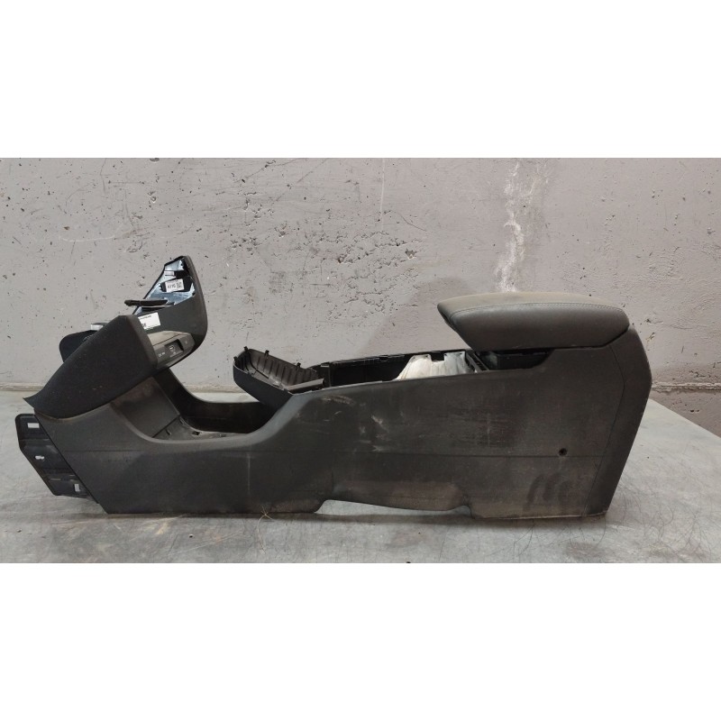 Recambio de consola central para kia niro i (de) e-niro referencia OEM IAM 84630q4110wk  