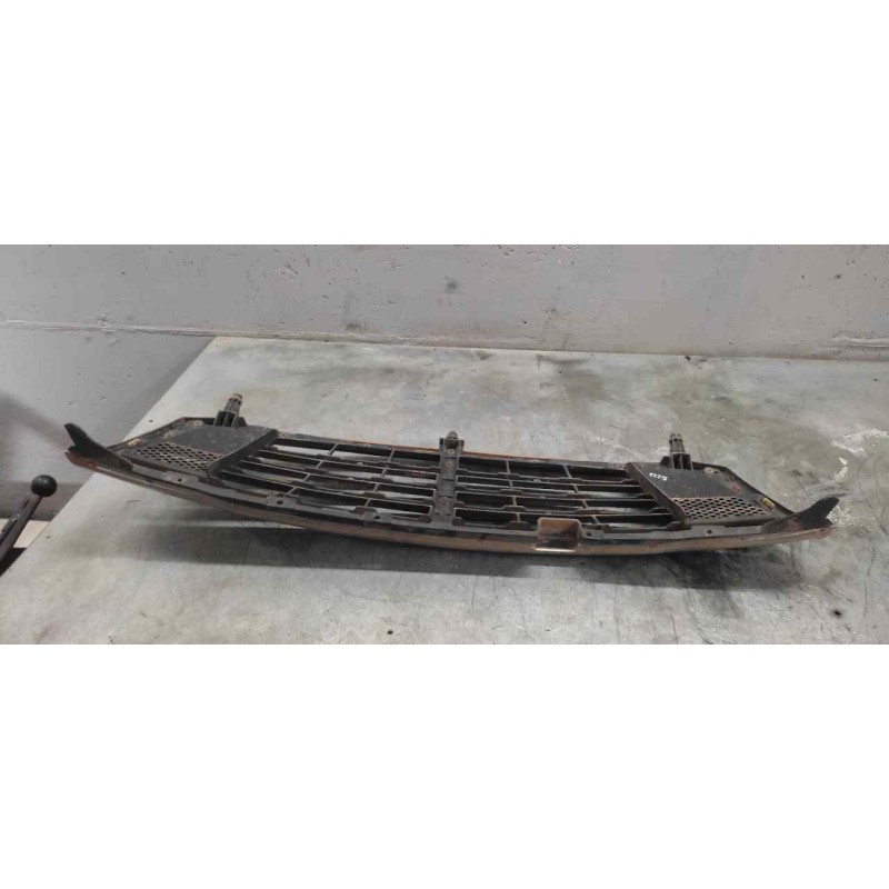 Recambio de rejilla delantera central para ssangyong rexton rx 270 full referencia OEM IAM - Negro 4
