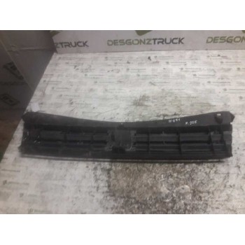 Recambio de rejilla delantera central para peugeot 205 berlina 1.1 mito referencia OEM IAM 9253108580  