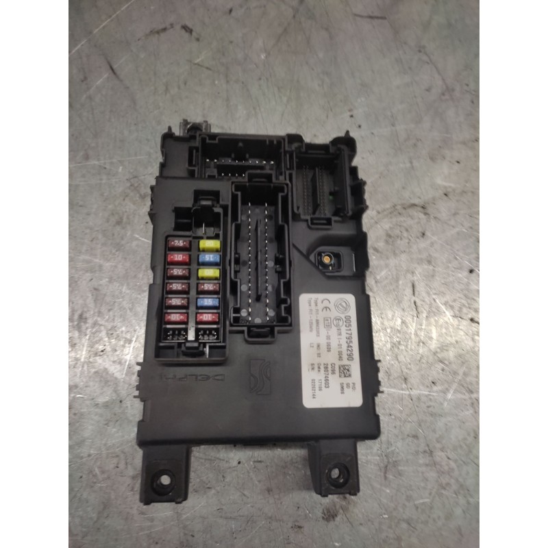 Recambio de caja reles / fusibles para fiat grande punto (199) 1.3 16v multijet active (55kw) referencia OEM IAM 00517954290  28 - Gris 2