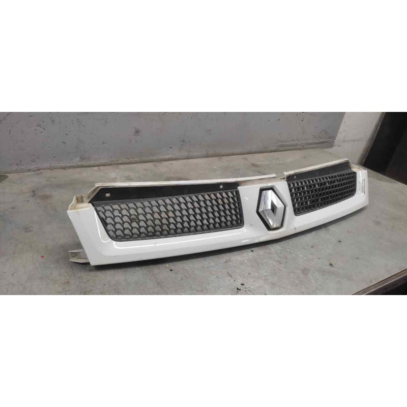 Recambio de rejilla delantera central para renault master ii phase 2 combi kombi 2,8t l1 6pl. referencia OEM IAM - Blanco 2