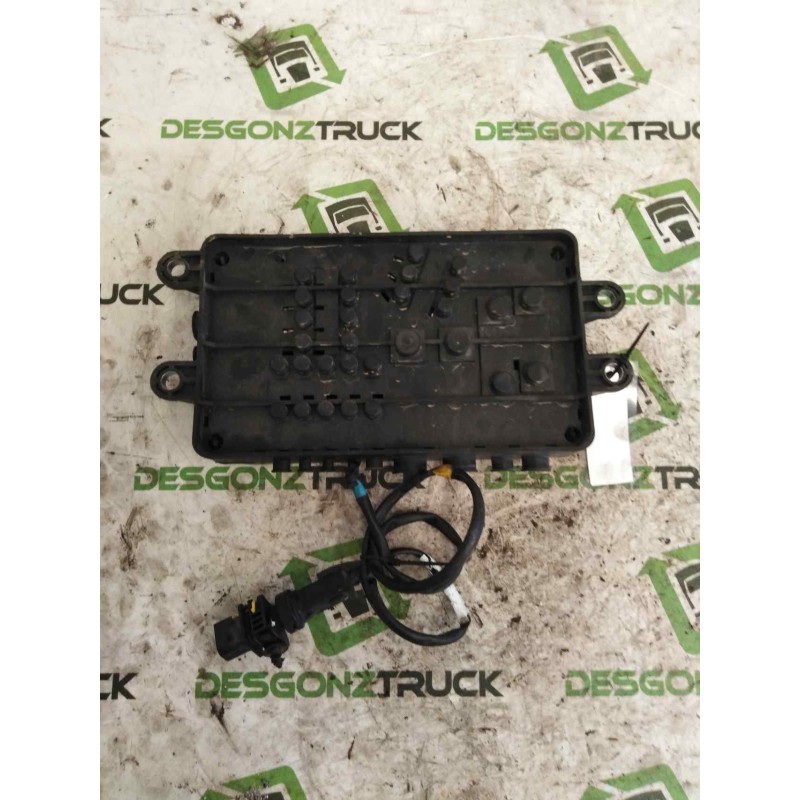 Recambio de caja reles / fusibles para renault serie t fg 4x2 cabina high-sleeper referencia OEM IAM 21717590 - Blanco 4