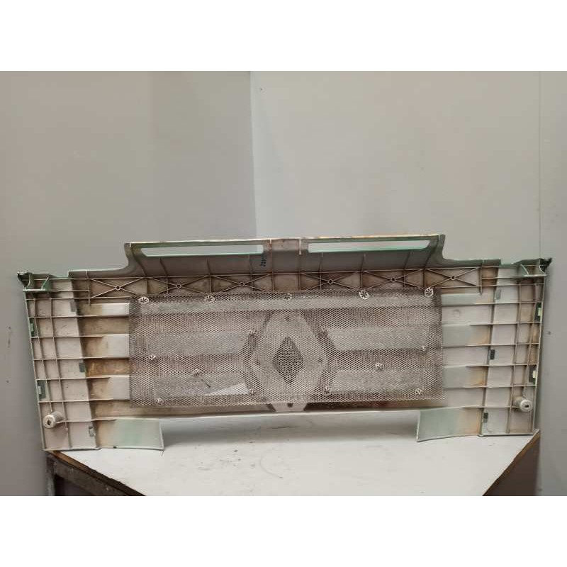 Recambio de rejilla delantera central para renault magnum ab 2005 12.8 diesel referencia OEM IAM 7420769069 - Blanco 2