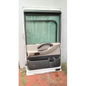 Recambio de puerta delantera derecha para renault magnum ab diesel referencia OEM IAM 7482049731  