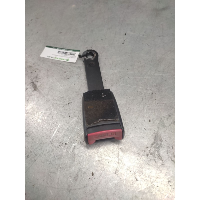 Recambio de enganche de cinturon delantero derecho para peugeot 206 berlina xt referencia OEM IAM   