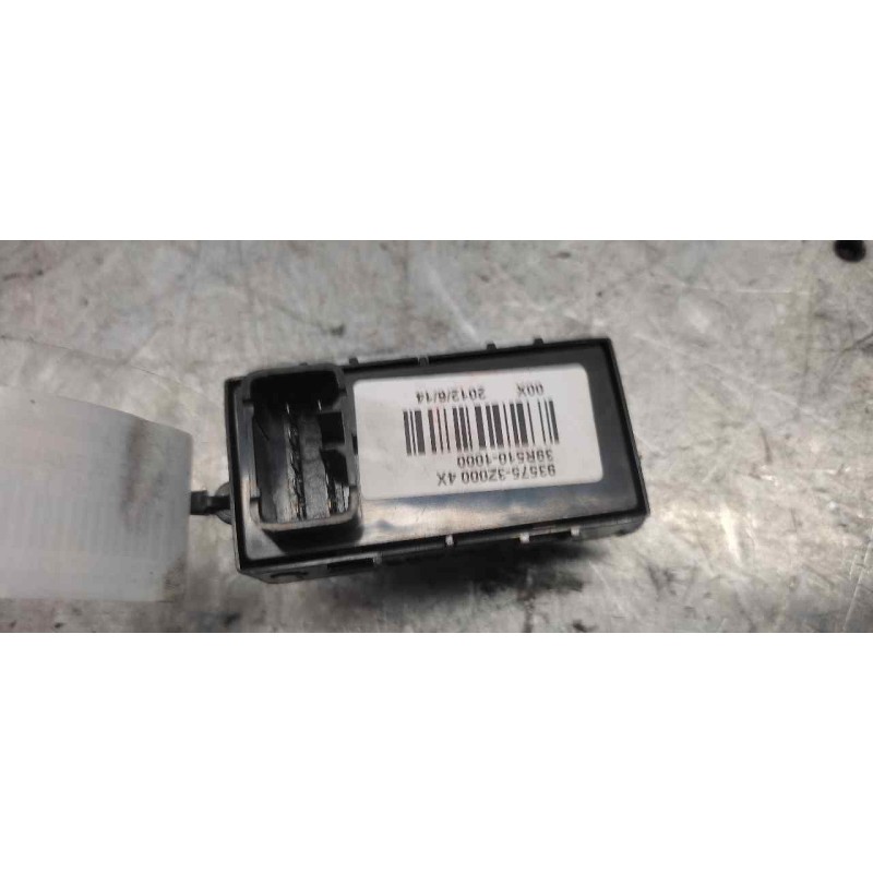 Recambio de mando elevalunas delantero derecho para hyundai i40 1.6 cat referencia OEM IAM 935753Z0004X 8 PINS - Blanco 2
