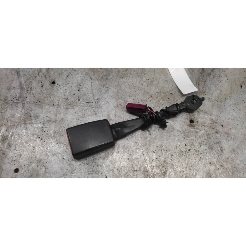 Recambio de enganche de cinturon delantero derecho para ford fiesta (cb1) ambiente referencia OEM IAM 8V51B61208AF 2 PINS 2
