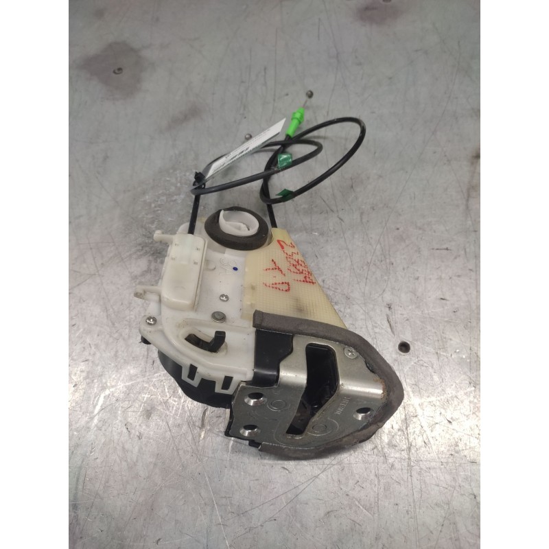 Recambio de cerradura puerta trasera derecha para toyota yaris 1.0 cat referencia OEM IAM  2 PINS 