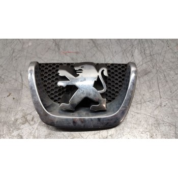Recambio de emblema para peugeot 207 1.4 hdi referencia OEM IAM 96864156  