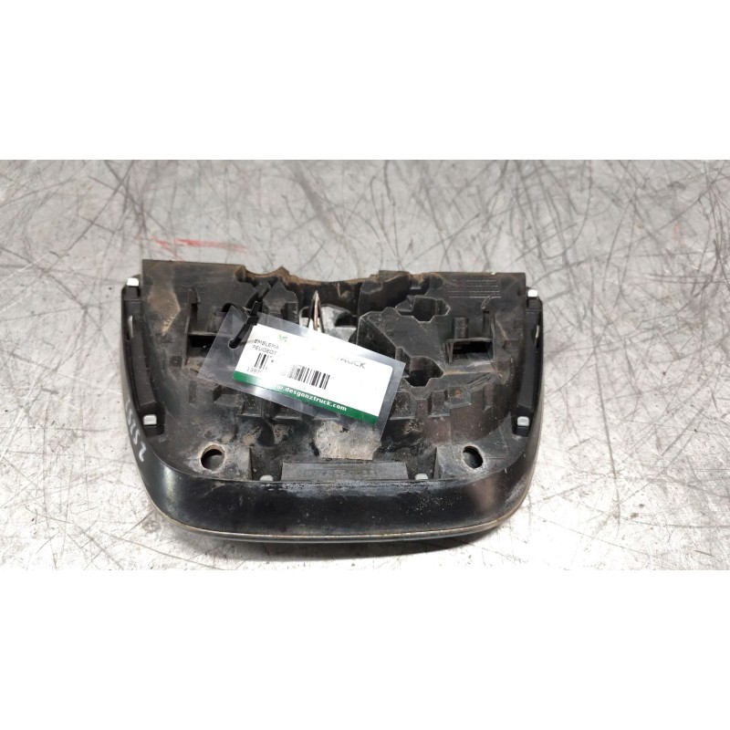 Recambio de emblema para peugeot 207 sw confort referencia OEM IAM - Blanco 2