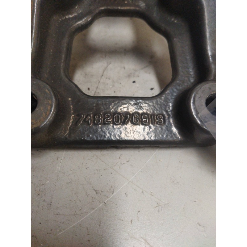 Recambio de soporte ballesta delantero para renault d narrow referencia OEM IAM 7482076919 IZQUIERDA - Blanco 2