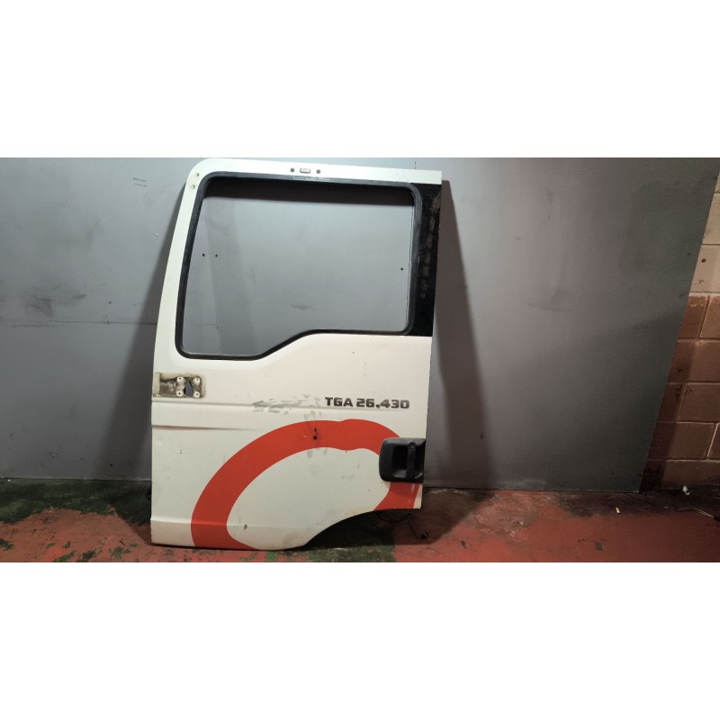 Recambio de puerta delantera izquierda para man tg - a 26.xxx 10.5 diesel referencia OEM IAM 81626004131  
