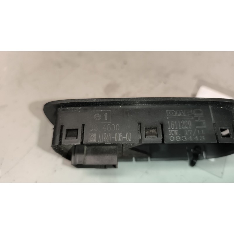 Recambio de mando elevalunas delantero derecho para daf serie xf105.460 12.9 diesel referencia OEM IAM 1811229 - Blanco 2