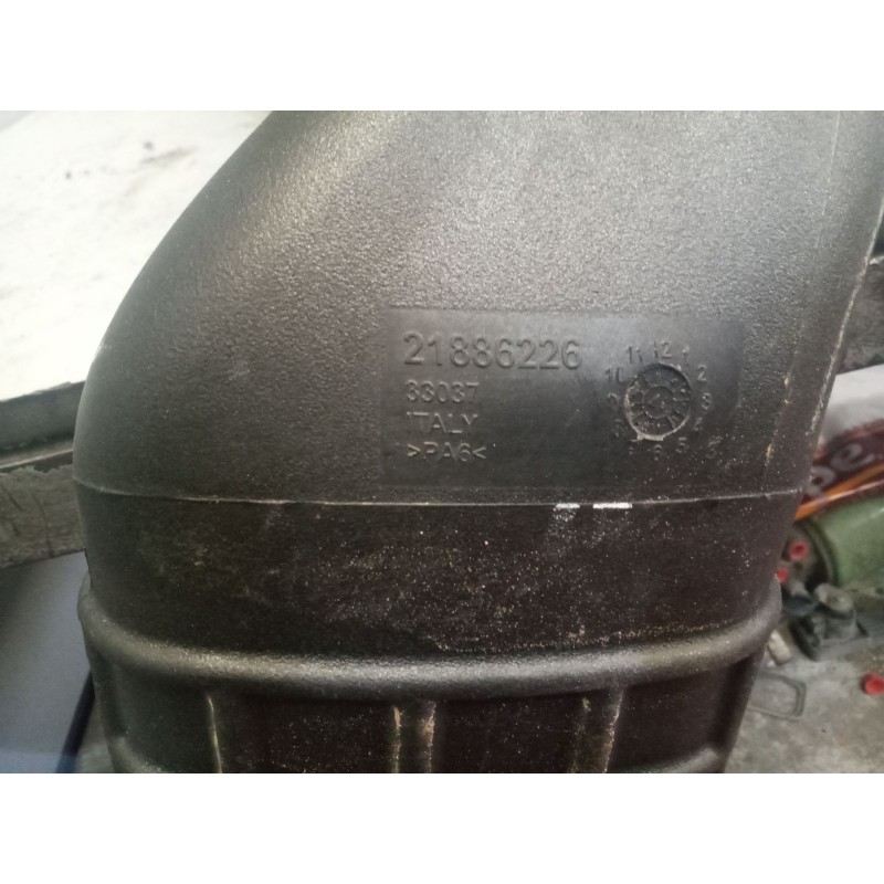 Recambio de tubo admision para renault d 18 wide referencia OEM IAM 21886226 - Blanco 2