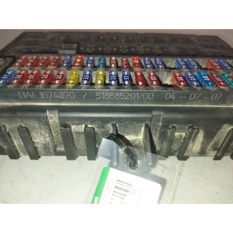 Recambio de caja reles / fusibles para daf serie xf105.410 fsa 4x2 space-cab referencia OEM IAM 1674870 - Amarillo 2