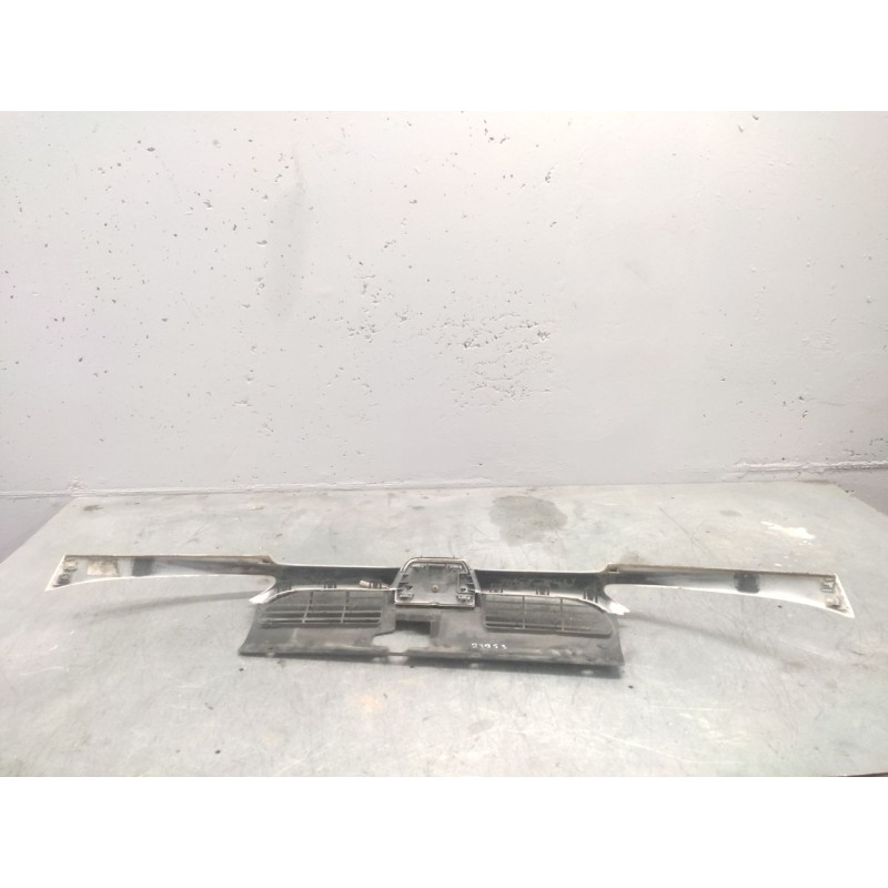 Recambio de rejilla delantera central para peugeot 206 berlina xs-line referencia OEM IAM - Blanco 2