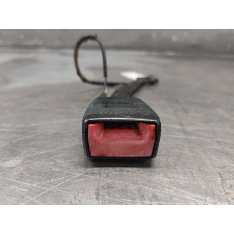 Recambio de enganche de cinturon delantero derecho para seat leon (5f1) 1.6 tdi referencia OEM IAM - Rojo 2