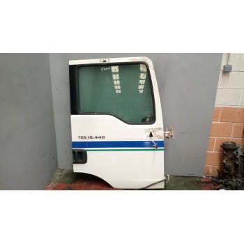 Recambio de puerta delantera derecha para man tgs referencia OEM IAM 81626004132  