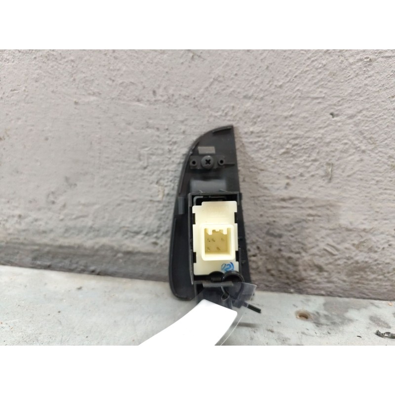 Recambio de mando elevalunas trasero izquierdo para toyota avensis berlina (t25) 2.0 d4-d executive berlina (5-ptas.) referencia 2