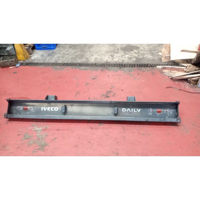 Recambio de paragolpes trasero para iveco daily vi caja/chasis 35s16, 35c16, 40c16, 50c16, 60c16, 65c16, 70c16 referencia OEM IA - Blanco