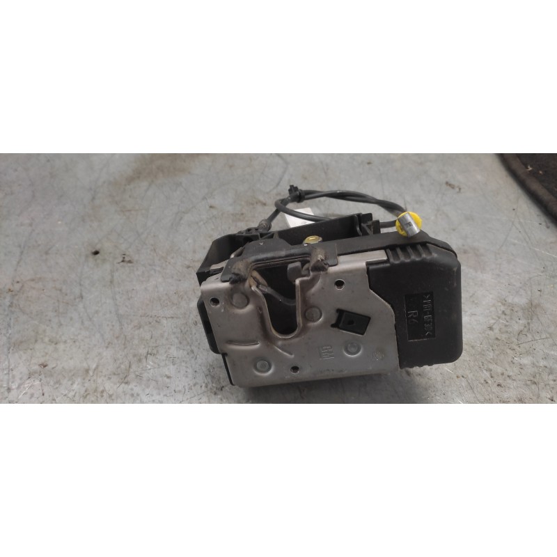 Recambio de cerradura puerta delantera derecha para renault trafic combi (ab 4.01) 2.0 dci diesel fap cat referencia OEM IAM 820 - Blanco