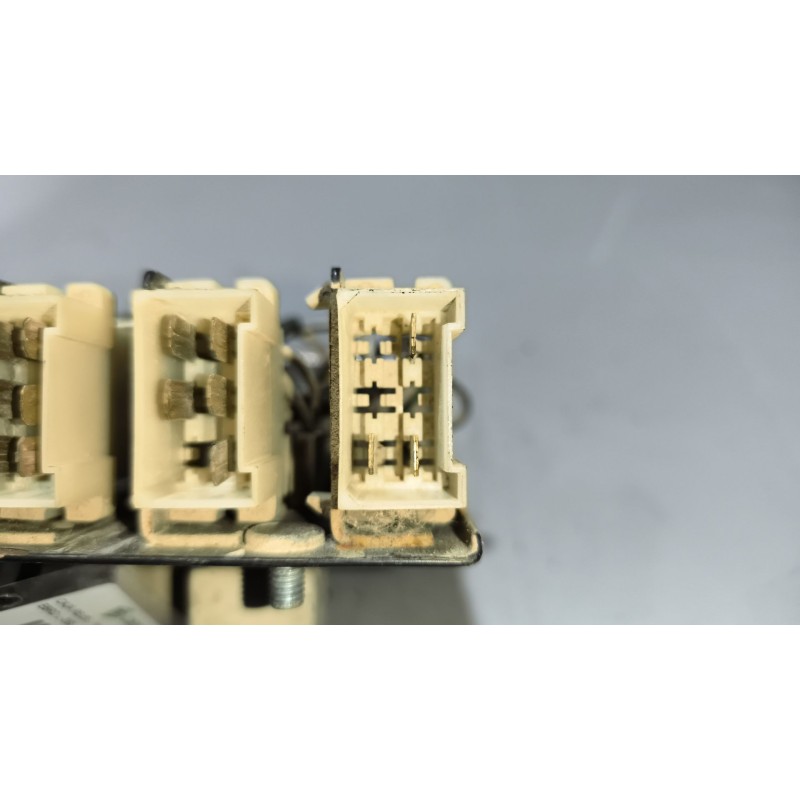 Recambio de caja reles / fusibles para ebro l-35s referencia OEM IAM - Blanco 3