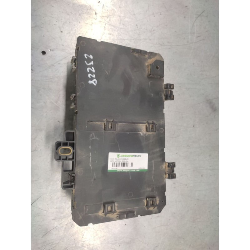 Recambio de caja reles / fusibles para opel astra h berlina essentia referencia OEM IAM 13206762 - Negro 2