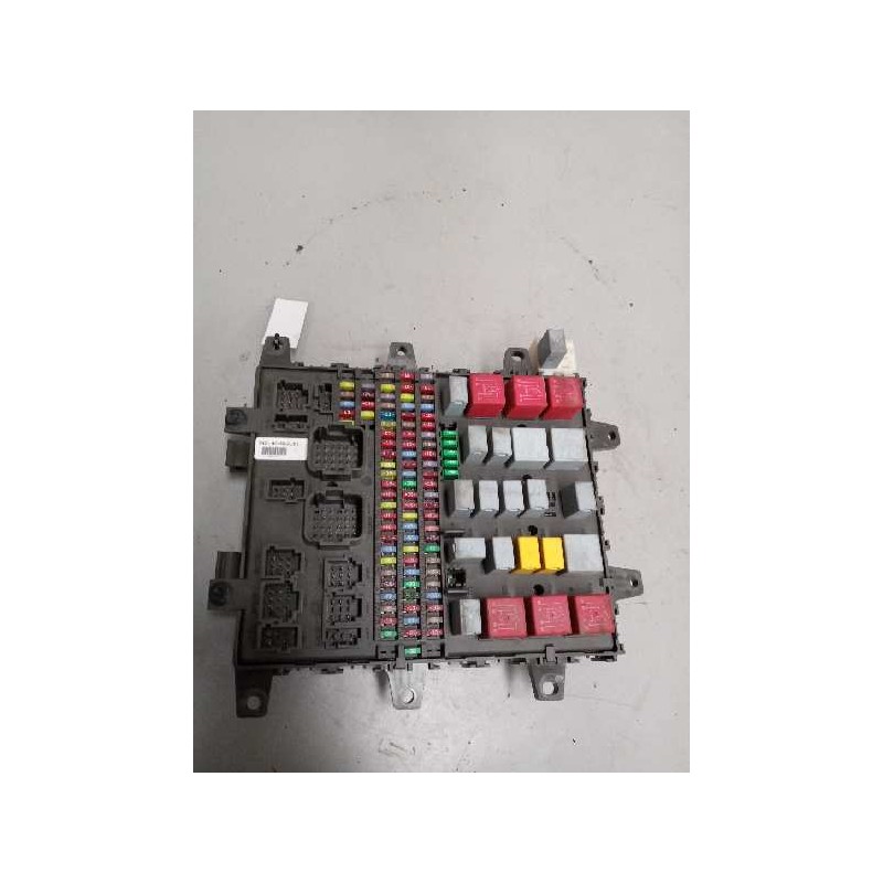 Recambio de caja reles / fusibles para renault premium route 2006 10.8 diesel referencia OEM IAM 7421464562  