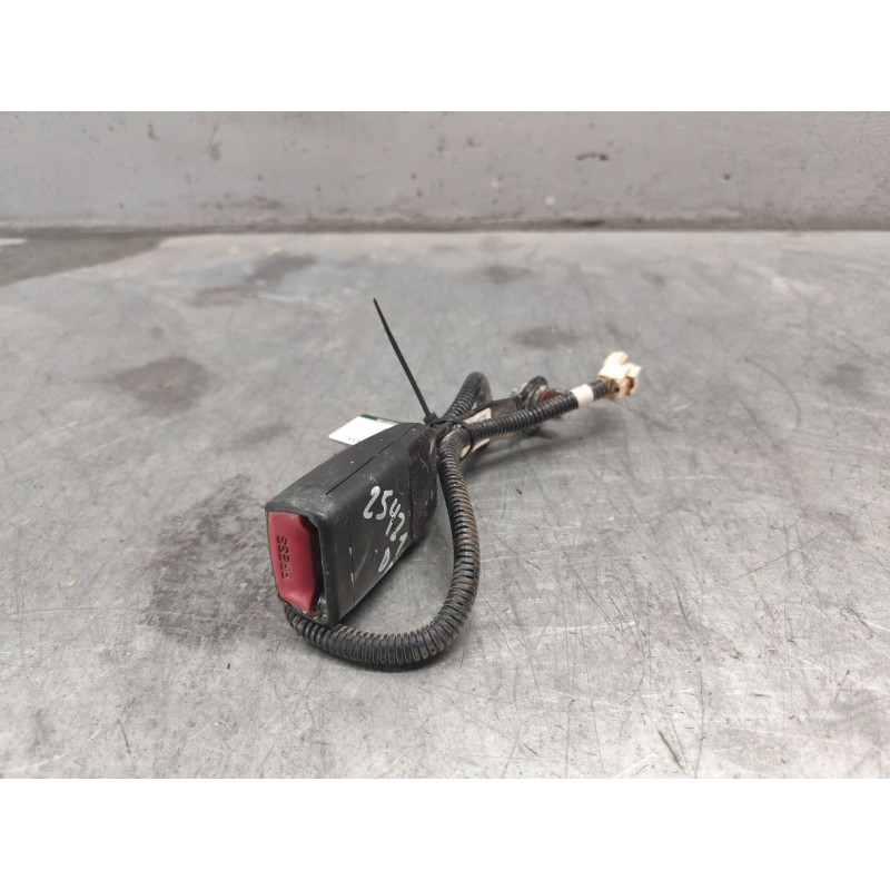 Recambio de enganche de cinturon delantero derecho para hyundai i30 (gd) 1.6 crdi referencia OEM IAM 88840a6000ry  