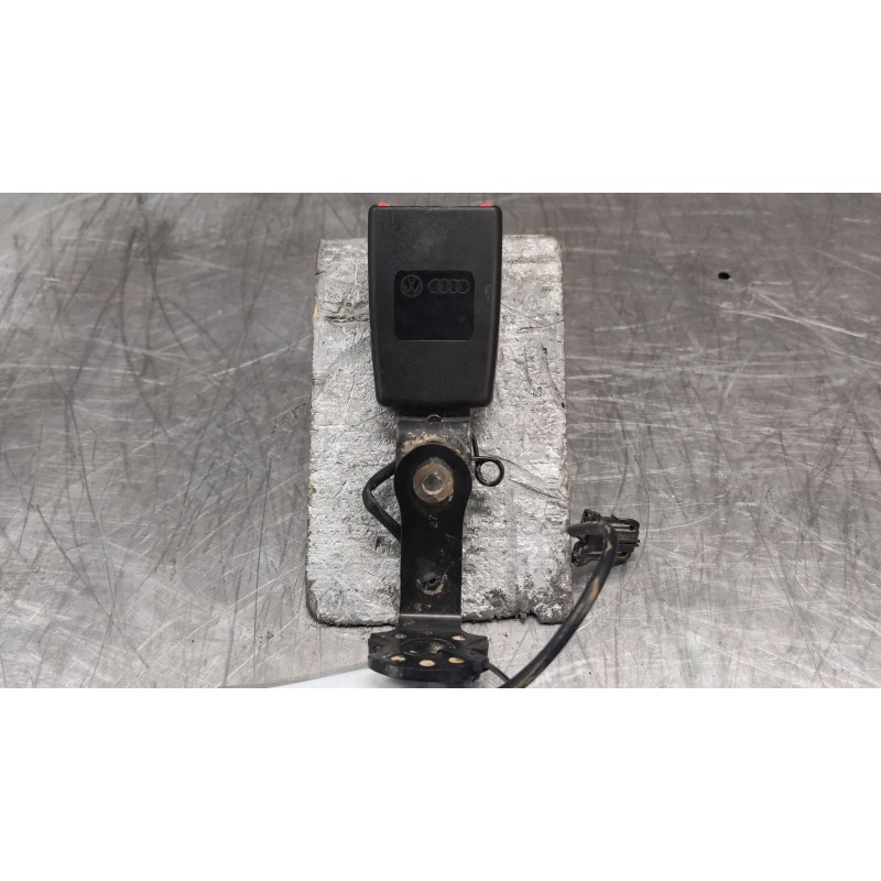 Recambio de enganche cinturon trasero derecho para audi a1 sportback (8xa, 8xf) 1.0 tfsi referencia OEM IAM 8x0857739c  