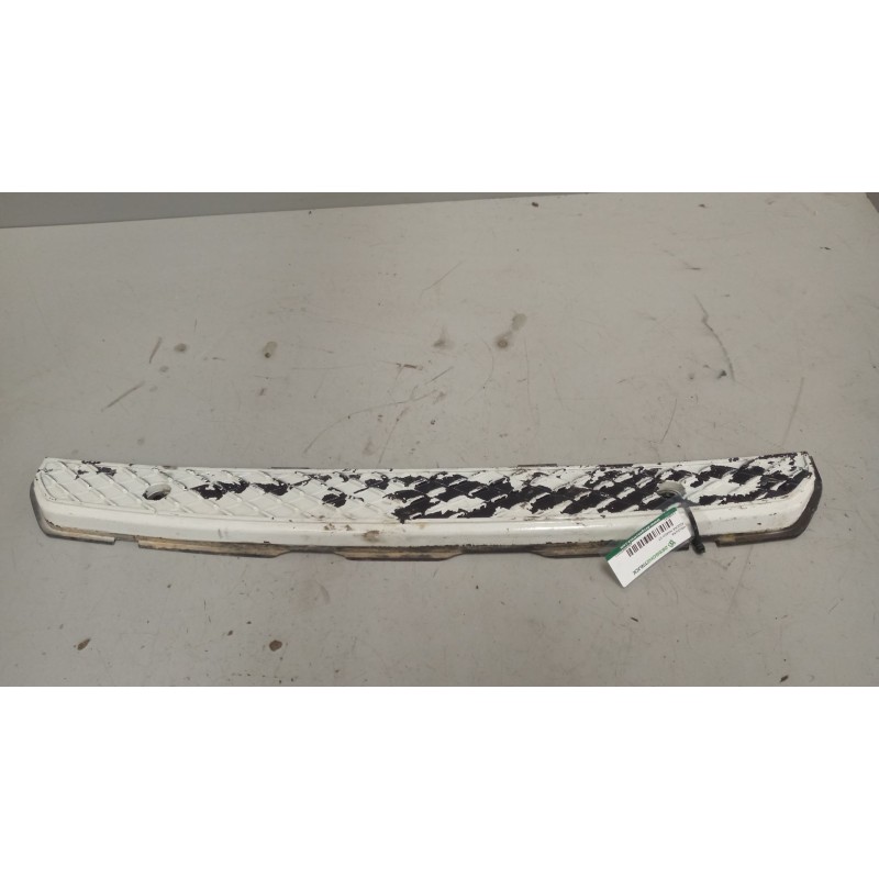 Recambio de moldura para riocar march 07 referencia OEM IAM a9068850011 moldura paragolpes delantero 