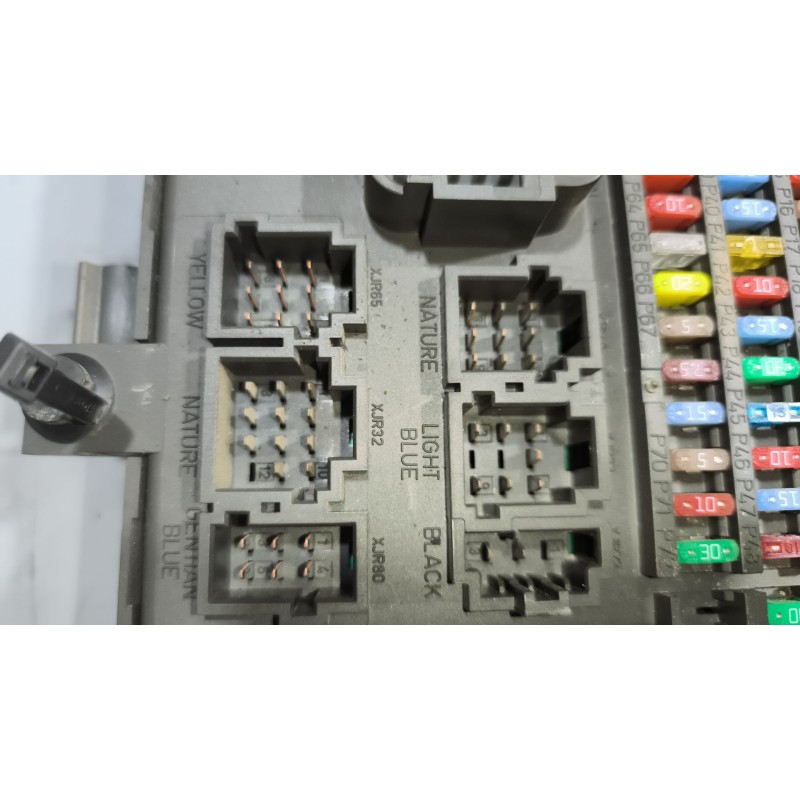 Recambio de caja reles / fusibles para renault magnum ab diesel referencia OEM IAM 7421464562 - Blanco 2