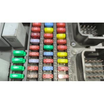 Recambio de caja reles / fusibles para renault magnum ab diesel referencia OEM IAM 7421464562  