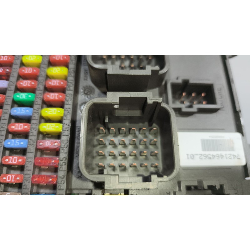 Recambio de caja reles / fusibles para renault magnum ab diesel referencia OEM IAM 7421464562 - Azul 8
