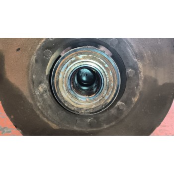 Recambio de buje delantero para renault serie t 12.8 diesel referencia OEM IAM 7421993642  
