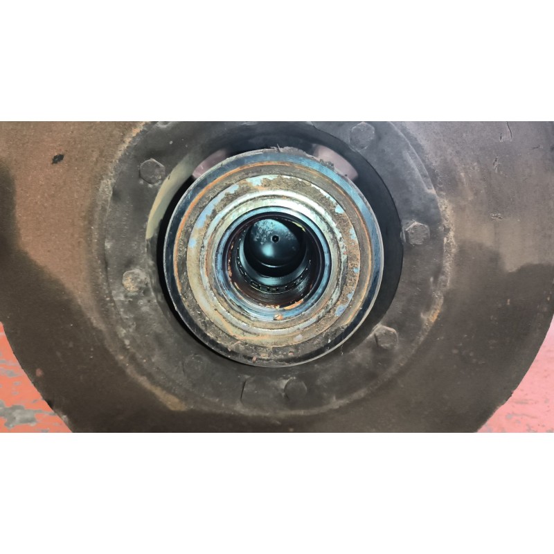Recambio de buje delantero para renault serie t 12.8 diesel referencia OEM IAM 7421993642 2