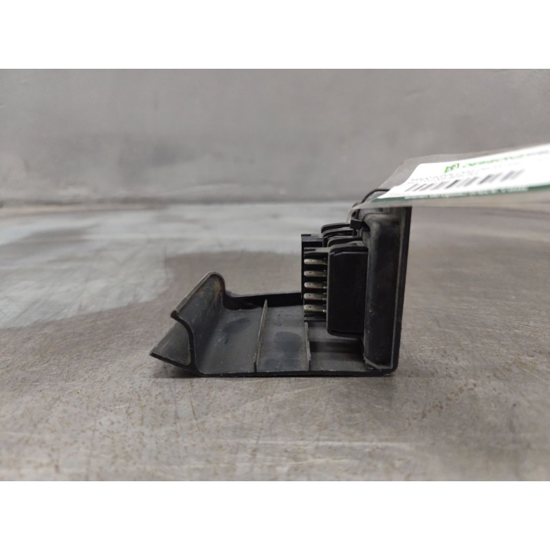 Recambio de mando elevalunas delantero izquierdo para peugeot 205 berlina 1.8 d generation referencia OEM IAM - Blanco 3