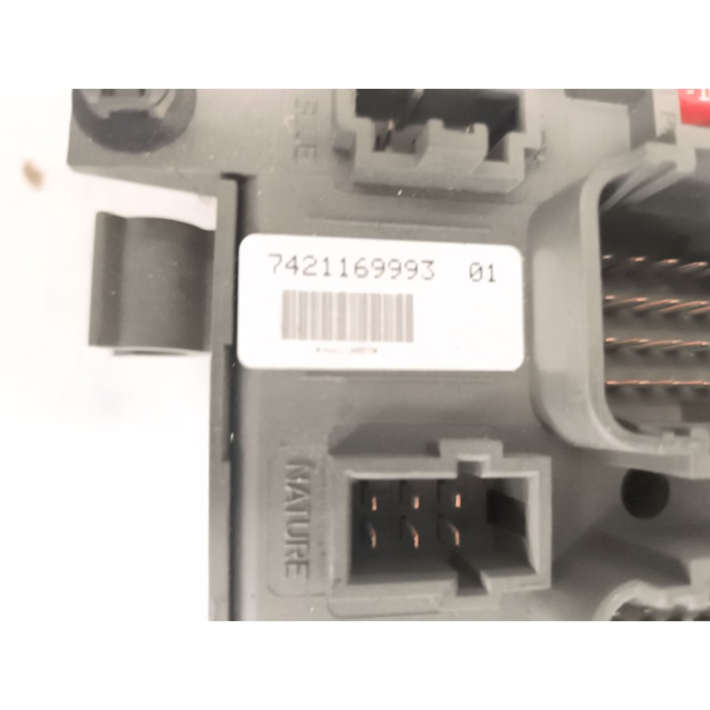 Recambio de caja reles / fusibles para renault premium route 2006 fas 4x2 larga distancia referencia OEM IAM 7421169993 3