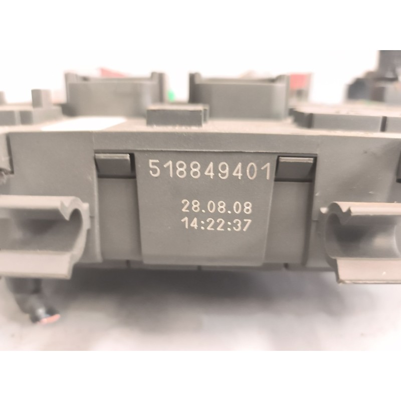 Recambio de caja reles / fusibles para renault premium route 2006 fas 4x2 larga distancia referencia OEM IAM 7421169993 4