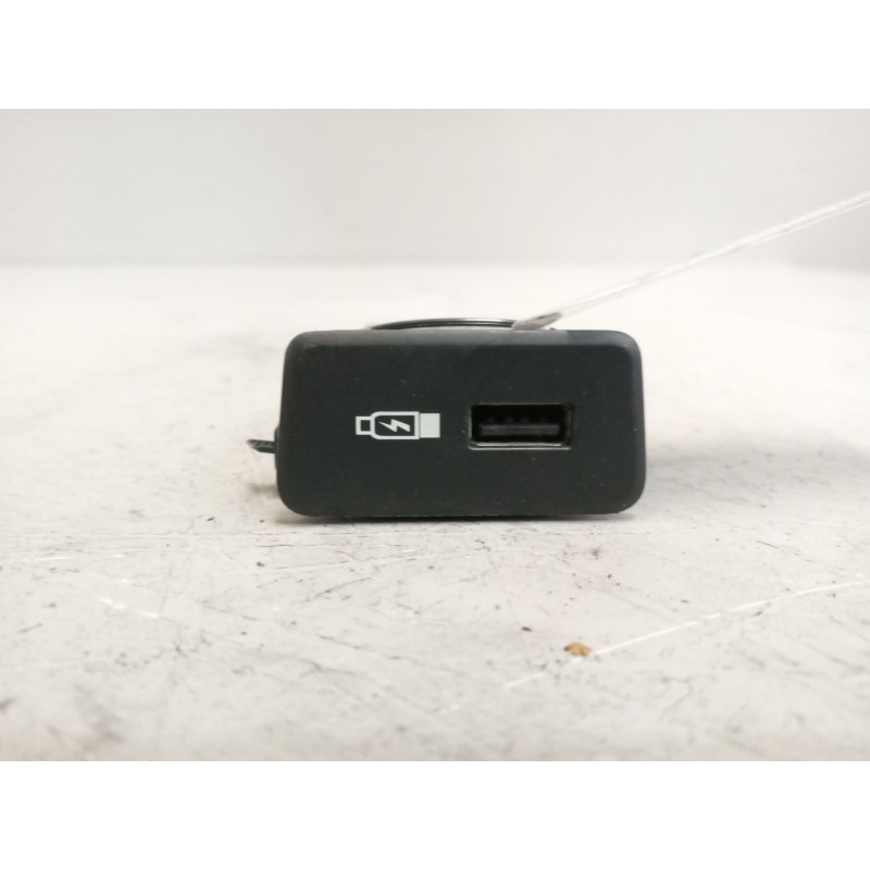 Recambio de conector usb / aux para scania r i r 450 referencia OEM IAM 2554704  
