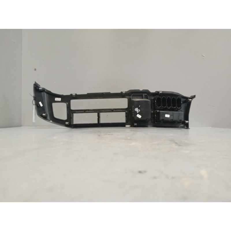 Recambio de embellecedor para scania r i r 450 referencia OEM IAM 2084604  