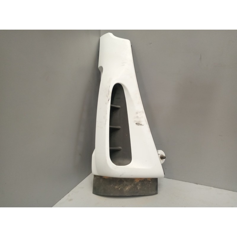 Recambio de deflector derecho para iveco eurocargo fki  (typ 75 e 15) tráfico urbano referencia OEM IAM 504116068 - Blanco