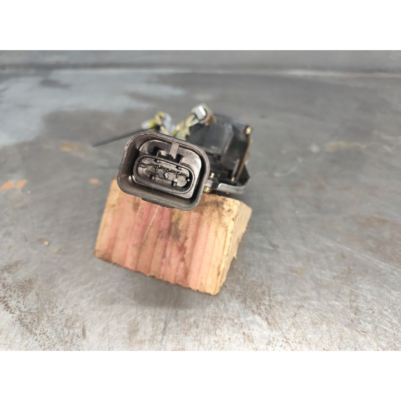 Recambio de cerradura puerta trasera izquierda para toyota corolla liftback (_e11_) 2.0 d-4d (cde110_) referencia OEM IAM - Blanco 2