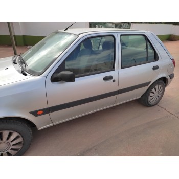 ford fiesta berlina del año 2000